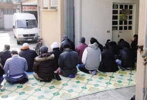 ISLAMICI INGINOCCHIATI DAVANTI A FURGONE