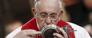 BERGOGLIO BACIA SAN GENNARO