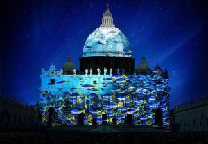 PROIEZIONE ARTISTICA SULLA FACCIATA DELLA BASILICA DI SAN PIETRO